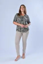⁦קוס - טופ וי מנומר קצר כפ⁩ – תמונה ⁦3⁩