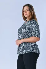 ⁦קוס - טופ וי מנומר קצר כפ⁩ – תמונה ⁦2⁩