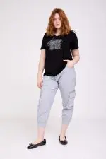 ⁦סנדרה - טופ וי קצר פרינט⁩ – תמונה ⁦4⁩