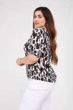 ⁦מרלן - חולצת וי קצר מודפס⁩ – תמונה ⁦3⁩
