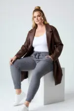 ⁦טרנצ'- מעיל דמוי עור ארוך⁩ – תמונה ⁦2⁩