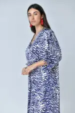 ⁦אולה - שמלת סאטן וי כיווץ⁩ – תמונה ⁦3⁩