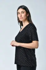 ⁦ויקי - חולצת וי טיפות זהב⁩ – תמונה ⁦8⁩