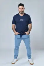 ⁦רענן - טי קצר וי פרינט⁩ – תמונה ⁦4⁩